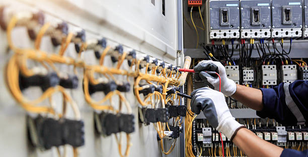 Professional Electrician technician working in Cape Girardeau, MO